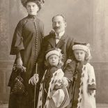 Pozowanie do rodzinnego zdjęcia, XIX w.