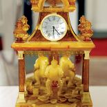 Pozytywka ukryta w zegarze z bursztynu, Niemcy, DPA/FORUM