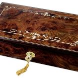 Pozytywka z intarsjowanym wieczkiem, zamykana na kluczyk, www.music-boxes.co.uk