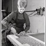 Praca w fabryce tak wyglądała 75 lat temu.