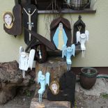 Praca wykonana ze starodrzewu, pomalowana farbami akrylowymi. Technika ta pozwala na użytkowanie ich wewnątrz jak