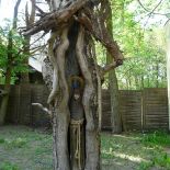 Praca wykonana ze starodrzewu, pomalowana farbami akrylowymi. Technika ta pozwala na użytkowanie ich wewnątrz jak