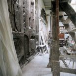 Pracownia Mariana Koniecznego jest ogromna, drugiej takiej nie ma ponoć w Krakowie.