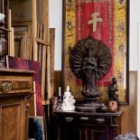 Pracownia Norberta Skupniewicza wypełniona orientalnymi zbiorami.