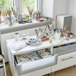 Pracownia płynnie przechodzi w living.