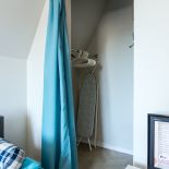 Praktyczne schowki zamist szaf. Mieszkanie urządzone prosto i niedrogo