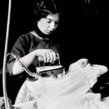 Prasowanie żelazkiem gazowym, 1919 r., fot. East News