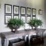 Prawie wszystkie meble i dodatki występują w parach: stoliki, konsole, lampy, antyczne amfory i wazony.