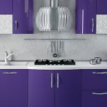 Kuchnia urządzona w odważnym kolorze.