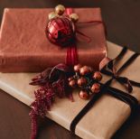 prezenty ozdobione bombkami