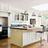 Kuchnia urządzona klasycznie i nowczesny sprzęt agd.