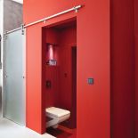 Mieszkanie w kamienicy urządzone przez książki. Projekt jest śmiały i ekscentryczny.