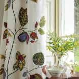 Projektanci tkanin bawią się kwietnymi wzorami. Wzory i kolory do wyboru.