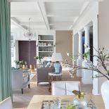 Projektanci zaproponowali jednolite materiały i współczesne meble w jasnych odcieniach.