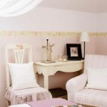 Projektantka Bożena Kocój przemalowała indyjskiemeble ze sklepu INDIGO na kolor ecru. Sama zrobiła też bordiurę.