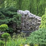 Projektantka zaproponowała to, co najmodniejsze na Zachodzie: miksy roślin ozdobnych, na przykład pasiastych