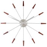 Promienisty zegar NeXtime Plug Inn ze stali szlachetnej (379 zł). CZERWONA MASZYNA