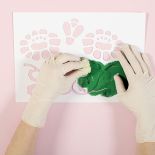 Proponujemy wersję z lekkim przymrużeniem oka – nad każdym kwiatem lata pszczoła.