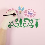 Proponujemy wersję z lekkim przymrużeniem oka – nad każdym kwiatem lata pszczoła.