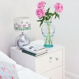 Proponujemy wersję z lekkim przymrużeniem oka – nad każdym kwiatem lata pszczoła.