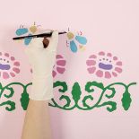 Proponujemy wersję z lekkim przymrużeniem oka – nad każdym kwiatem lata pszczoła.