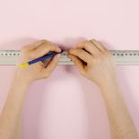 Proponujemy wersję z lekkim przymrużeniem oka – nad każdym kwiatem lata pszczoła.