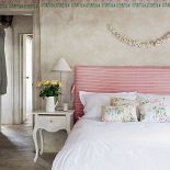 Proponujemy wersję z lekkim przymrużeniem oka – nad każdym kwiatem lata pszczoła.