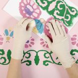 Proponujemy wersję z lekkim przymrużeniem oka – nad każdym kwiatem lata pszczoła.