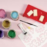 Proponujemy wersję z lekkim przymrużeniem oka – nad każdym kwiatem lata pszczoła.