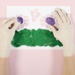 Proponujemy wersję z lekkim przymrużeniem oka – nad każdym kwiatem lata pszczoła.