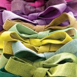 Propozycja do nowoczesnych wnętrz – białe i niebieskie kuleczki (u góry) albo ozdobne taśmy (niżej), COLEFAX FOWLER