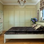 Prosta, ale elegancja stylizacja bez zbędnych dodatków. Przytulności sypialni dodaje imitujący futro pled oraz rolety