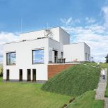 Prosta bryła, płaski dach bez skosów.