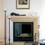 Prosta forma kominka dodaje wnętrzu elegancji.