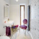 Prosta i elegancka, ale z pomysłowa tapetą.