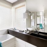 Prosta i nowoczesna. Dom, który urządziły lampy