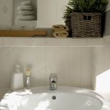 Prosta, jasna łazienka. Obrazki w starej kamienicy