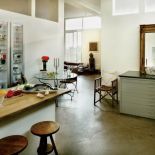 Prosta komoda i lustro w drewnianej ramie.