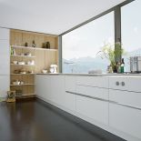 Prosta, nowoczesna i biała kuchnia. Panele, półki i uchwyty do dowolnej aranżacji. Wykończenie może być