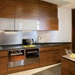 Prosta nowoczesna kuchnia. Apartament znaleziony na randce