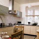 Prosta nowoczesna kuchnia. Przedwojenna willa z pamiątkami