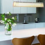 Proste, ale efektowne żyrandole, kinkiety i lampy na stół.