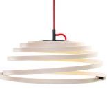 Proste, ale efektowne żyrandole, kinkiety i lampy na stół.