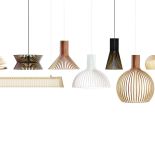 Proste, ale efektowne żyrandole, kinkiety i lampy na stół.