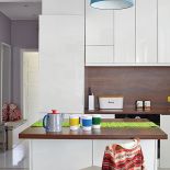 Proste białe fronty szafek bez przeszkleń - takie meble pomagają utrzymać porządek w małej kuchni.