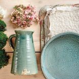 Proste ceramiczne wazoniki, konewki, misy - wszystko będzie idealnym naczyniem na kwiaty.