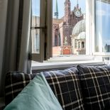 Proste meble, ciekawe dodatki i aranżacja wnętrza z pomysłem, np. w stylu skandynawskim.