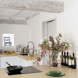 Proste meble i nowoczesne AGD. Kuchnia z wyspą.