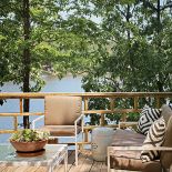 Proste meble tarasowo-ogrodowe z ciekawymi poduszkami.