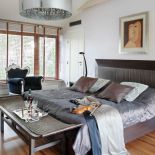 Proste, stonowane meble w sypialni i jeden mocny akcent - barokowy fotel ze sklepu Patt Mebel.